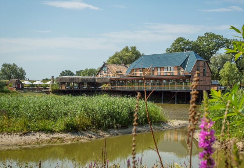 Ansicht des Hotels & Restaurants über den hauseigenen Fischteich